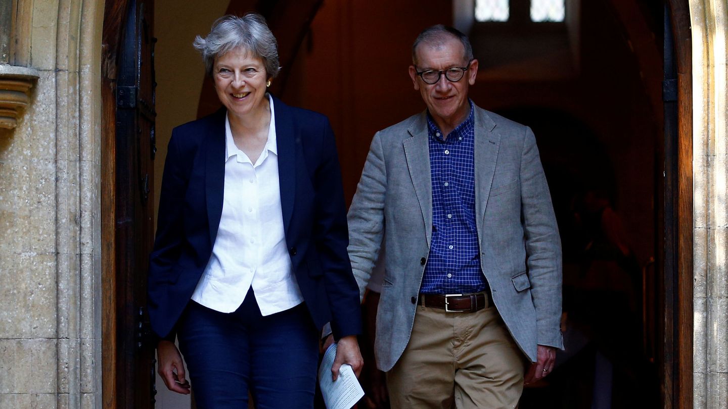 La primera ministra Theresa May y su esposo Philip salen de una iglesia tras asistir a misa en Sonning, ayer, 8 de julio de 2018. (Reuters)