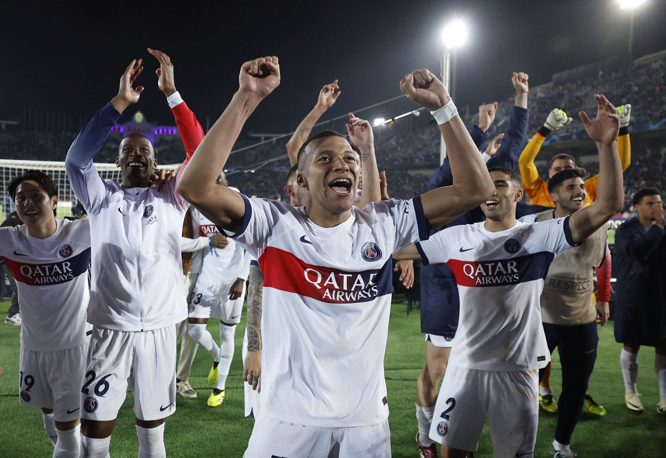 Mbappé festeja con los aficionados del PSG el triunfo contra el Barcelona en Montjuic. (Reuters/Juan Medina)