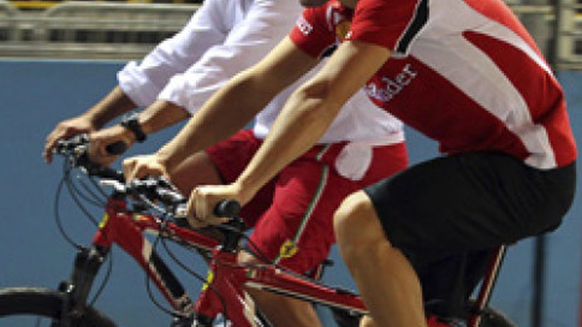 Alonso da un paseo en bicicleta junto a Emilio Botín para observar el circuito de Singapur