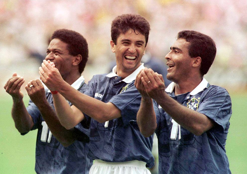 Foto: Histórica imagen del Mundial '94 en la que Mazinho (i), Bebeto (c) y Romario (d) celebran un gol con Brasil.