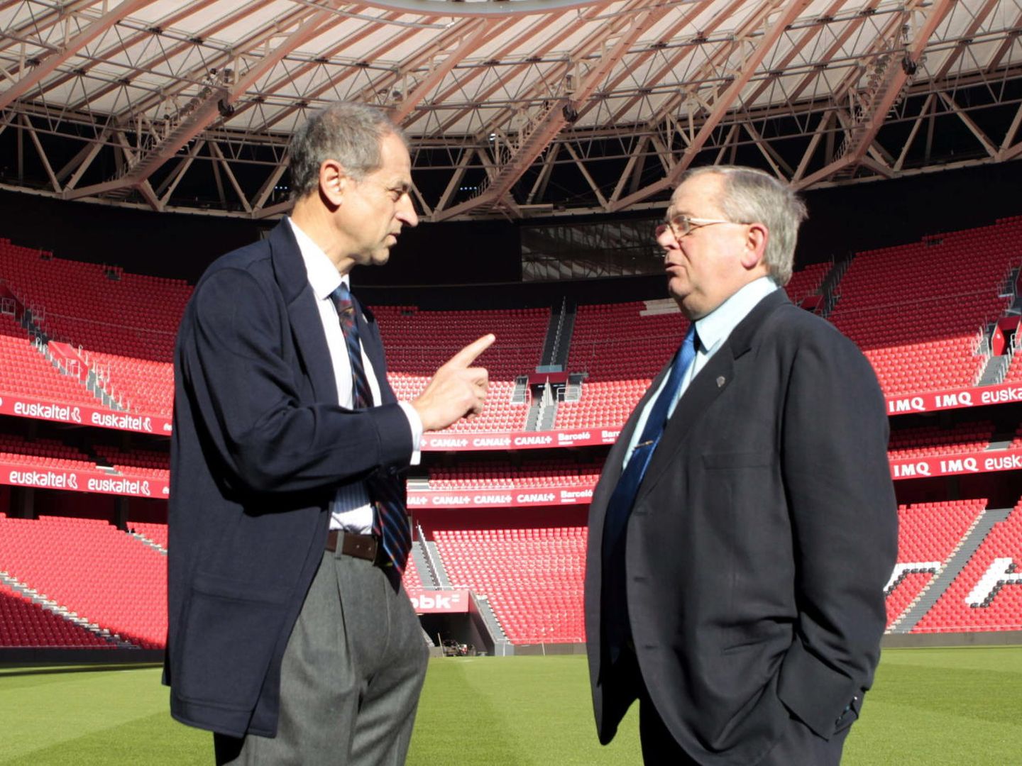 Mikel Etxarri, a la derecha, con José María Amorrortu. (EFE/Luis Tejido)