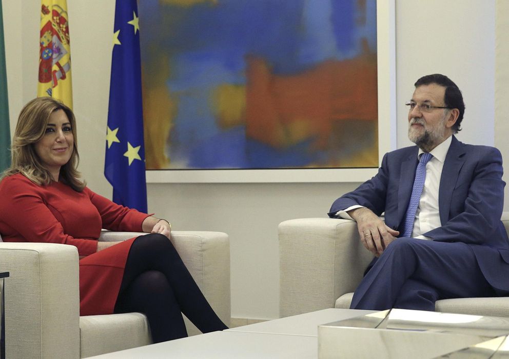 Foto: El presidente del Gobierno, Mariano Rajoy (d), conversa con la presidenta de Andalucía, Susana Díaz. (EFE)