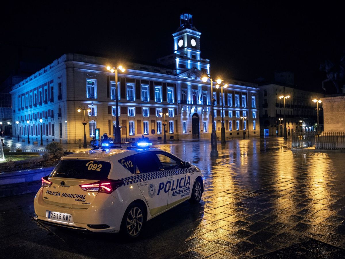 Foto: Un coche de la Policía Local vigila la Puerta del Sol. (EFE)