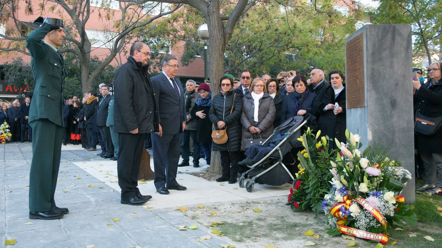 Javier Lambán y el ministro del Interior, Juan Ignacio Zoido, este 11 de diciembre en la ofrenda floral ante el monolito conmemorativo del atentado de ETA contra la casa cuartel de Zaragoza, del que se cumplen este lunes 30 años. (EFE)