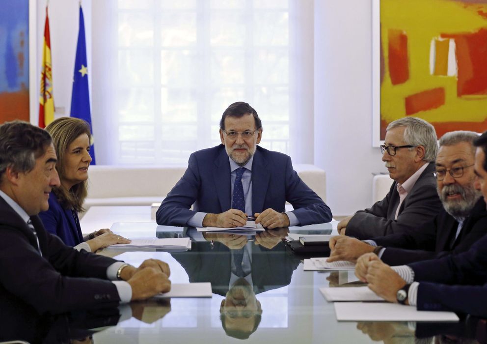 Foto: Rajoy (c), la ministra de Empleo, Fátima Báñez (2i), los presidentes de CEOE y CEPYME, Rosell (i) y Garamendi (d), y los secretarios generales de UGT y CC OO, Méndez (2d) y Fernández Toxo (3d)