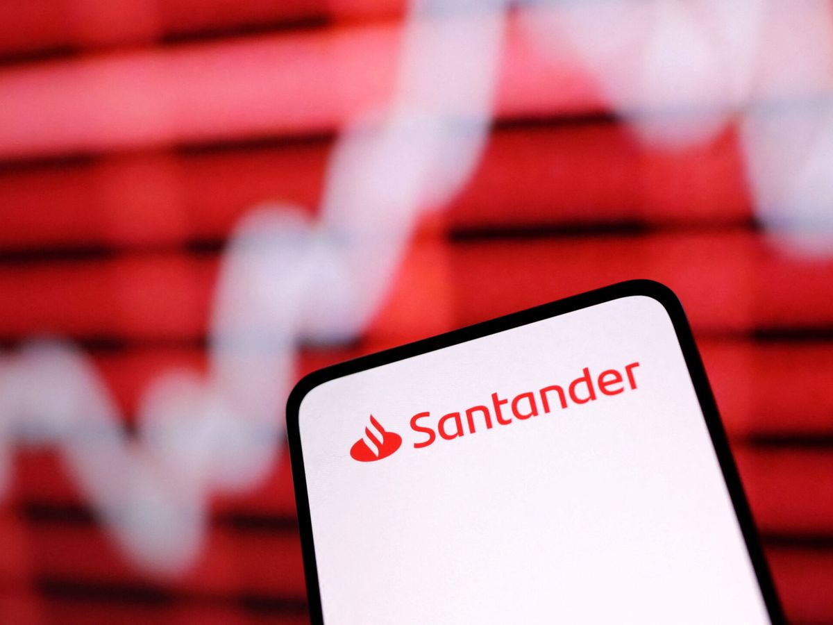 Foto: Ilustración de la evolución de un activo financiero junto al logo de Santander. (Reuters)