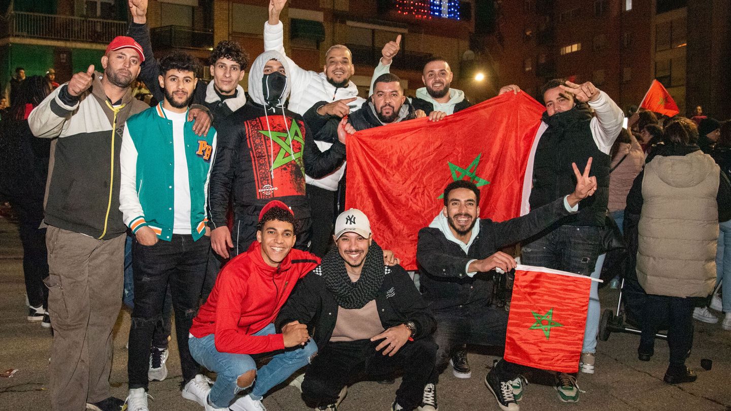 Aficionados celebran la victoria de Marruecos frente a España en Lleida. (EFE/Álex López)