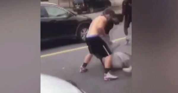 Foto: El momento en el que los agresores tiran al suelo a la víctima (Foto: YouTube)