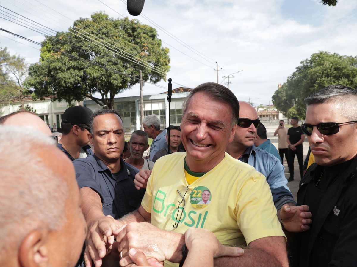 Foto: Jair Bolsonaro yendo a votar. (EFE/Andre Coelho)