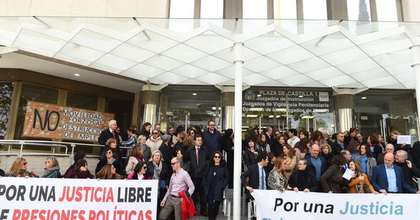 Foto: Concentración en los juzgados de Plaza Castilla. (EFE)
