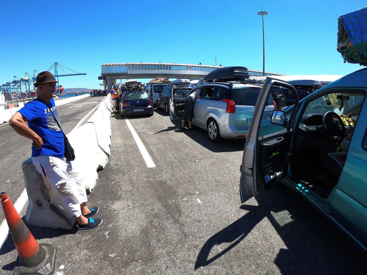 Foto: Un hombre sale de su vehículo en la cola del Puerto de Algeciras en la Operación Paso del Estrecho de 2018. (EFE/Carrasco Ragel)