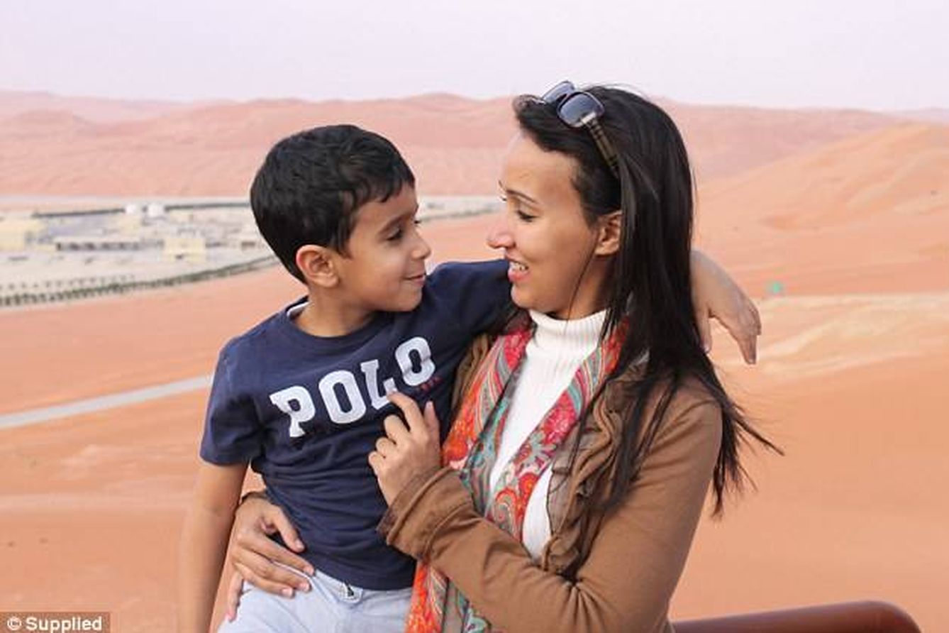 Manal al-Shafir con su hijo (dailymail)
