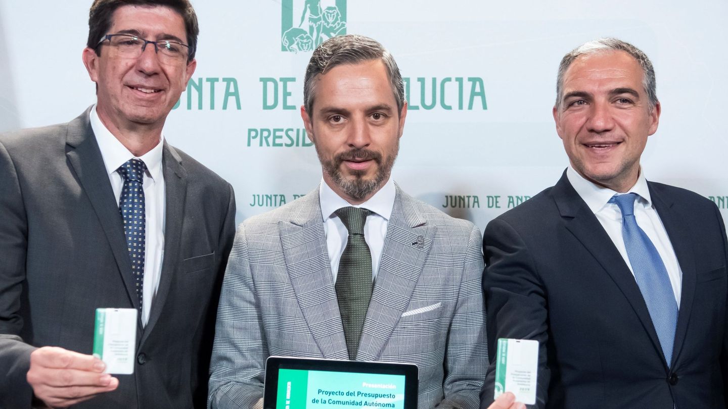 El consejero de Hacienda, Juan Bravo (c), el vicepresidente andaluz, Juan Marín (i), y el consejero de Presidencia, Elias Bendodo (d). (EFE)