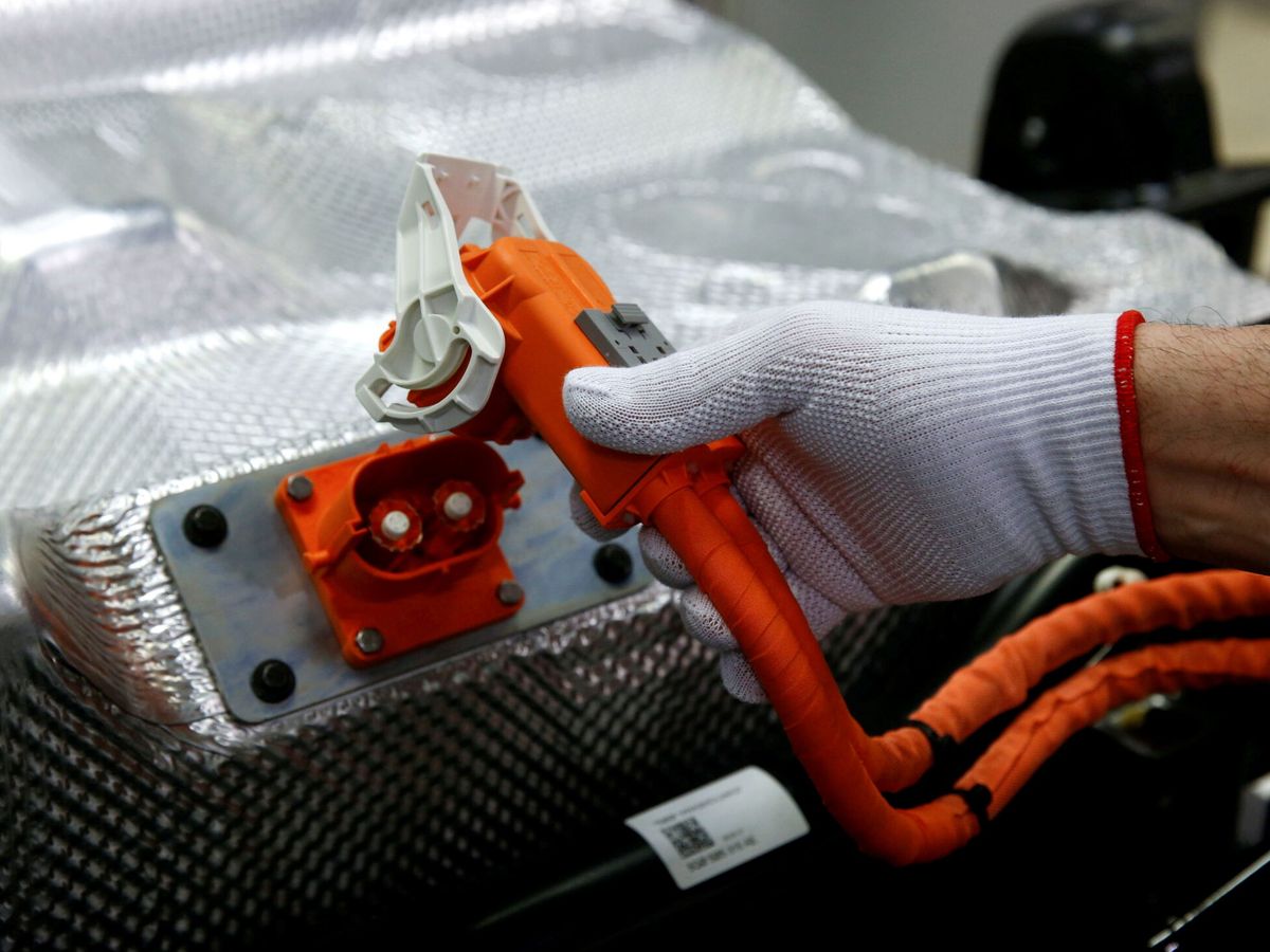 Foto: Proceso de fabricación de un coche eléctrico. (Reuters/Fabrizio Bensch)