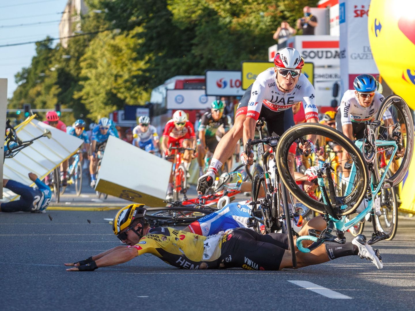 Así fue la caótica llegada a meta en la primera etapa de la Vuelta a Polonia. (EFE)