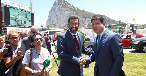 Foto: El alcalde en funciones de La Línea de la Concepción (Cádiz), Juan Franco (i), y el ministro principal de Gibraltar, Fabian Picardo. (EFE)