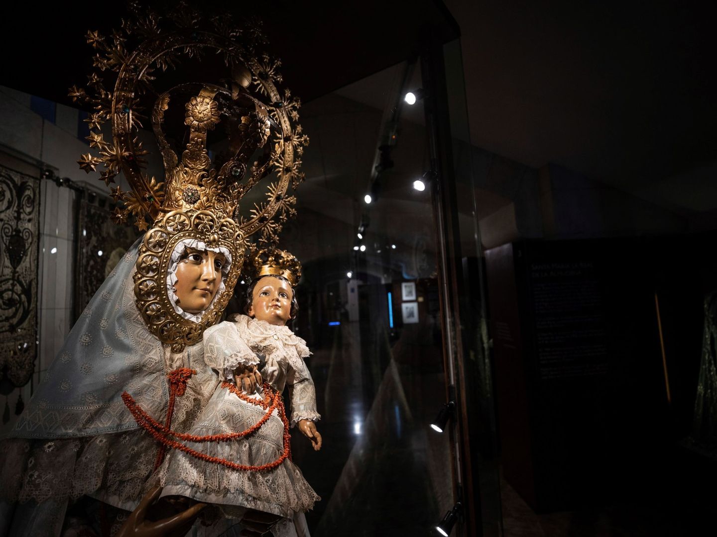 Representación de la Virgen de la Almudena en la catedral. (EFE/Jiménez)