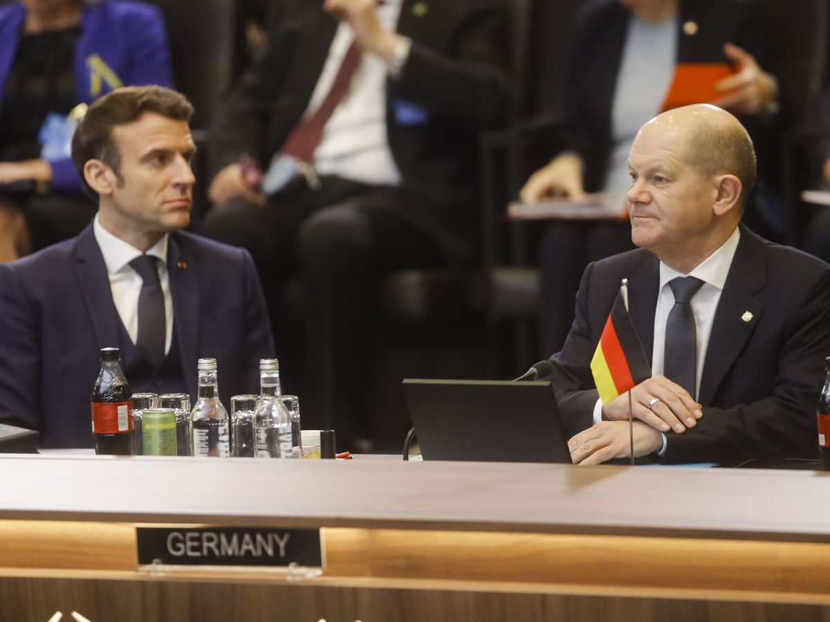 Foto: El presidente francés Emmanuel Macron y el canciller alemán Olaf Scholz, en un encuentro de la OTAN (EFE/Olivier Hoslet)