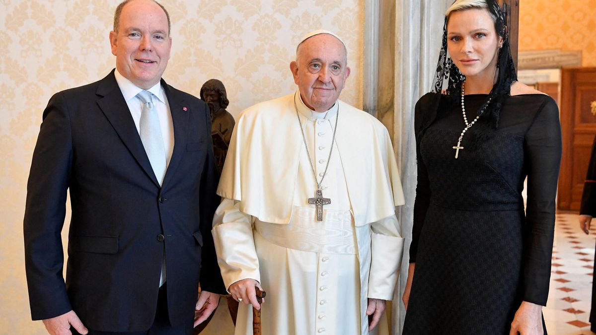 La última rebeldía de Charlène de Mónaco en el Vaticano frente al papa Francisco  