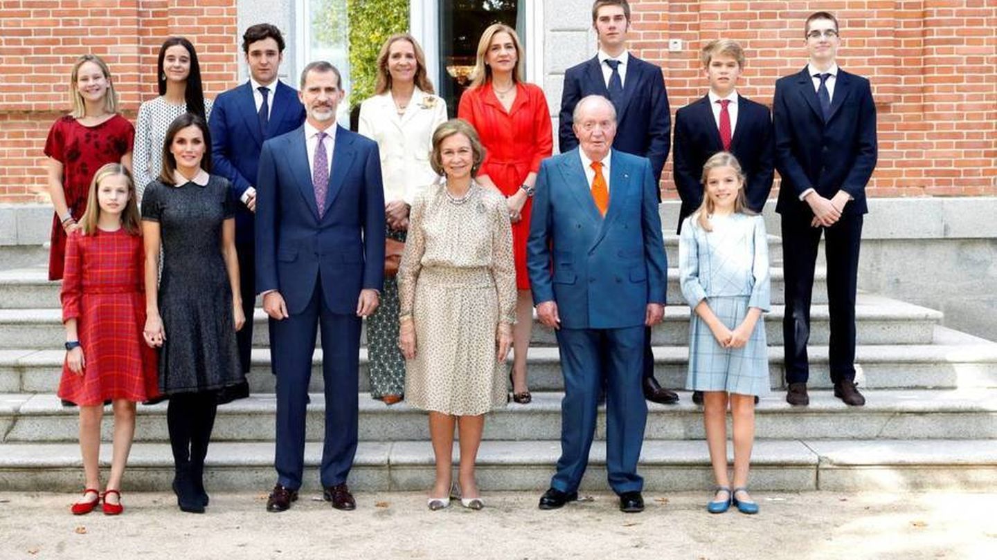 La familia al completo en el 80 cumpleaños de la reina Sofía. (EFE)
