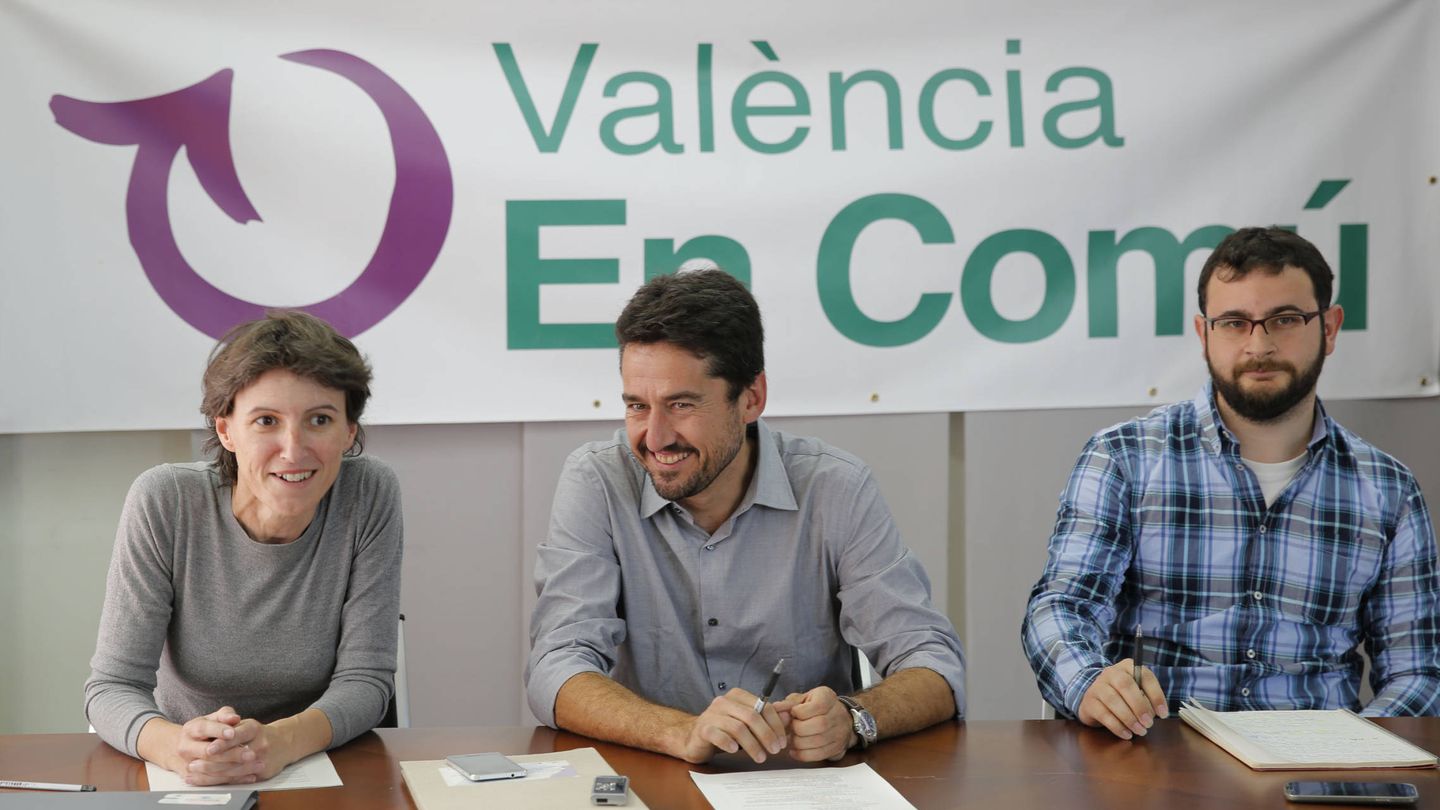 María Oliver (i), con sus compañeros ediles de Valencia en Comú, Jordi Peris y Roberto Jaramillo. 