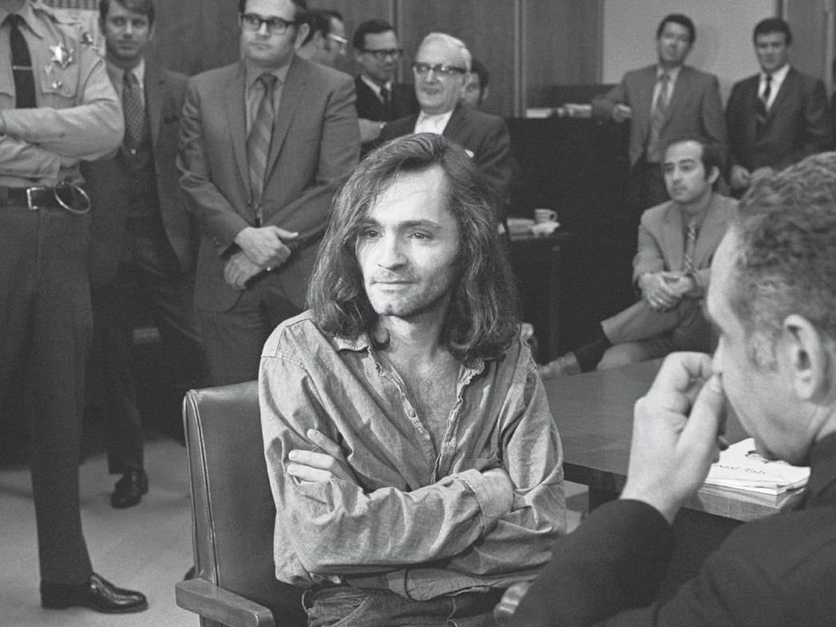 Foto: Fotografía de archivo cedida por Tom O'Neill y Roca Editorial donde se muestra a Charles Manson (c) sentado frente a su abogado. EFE