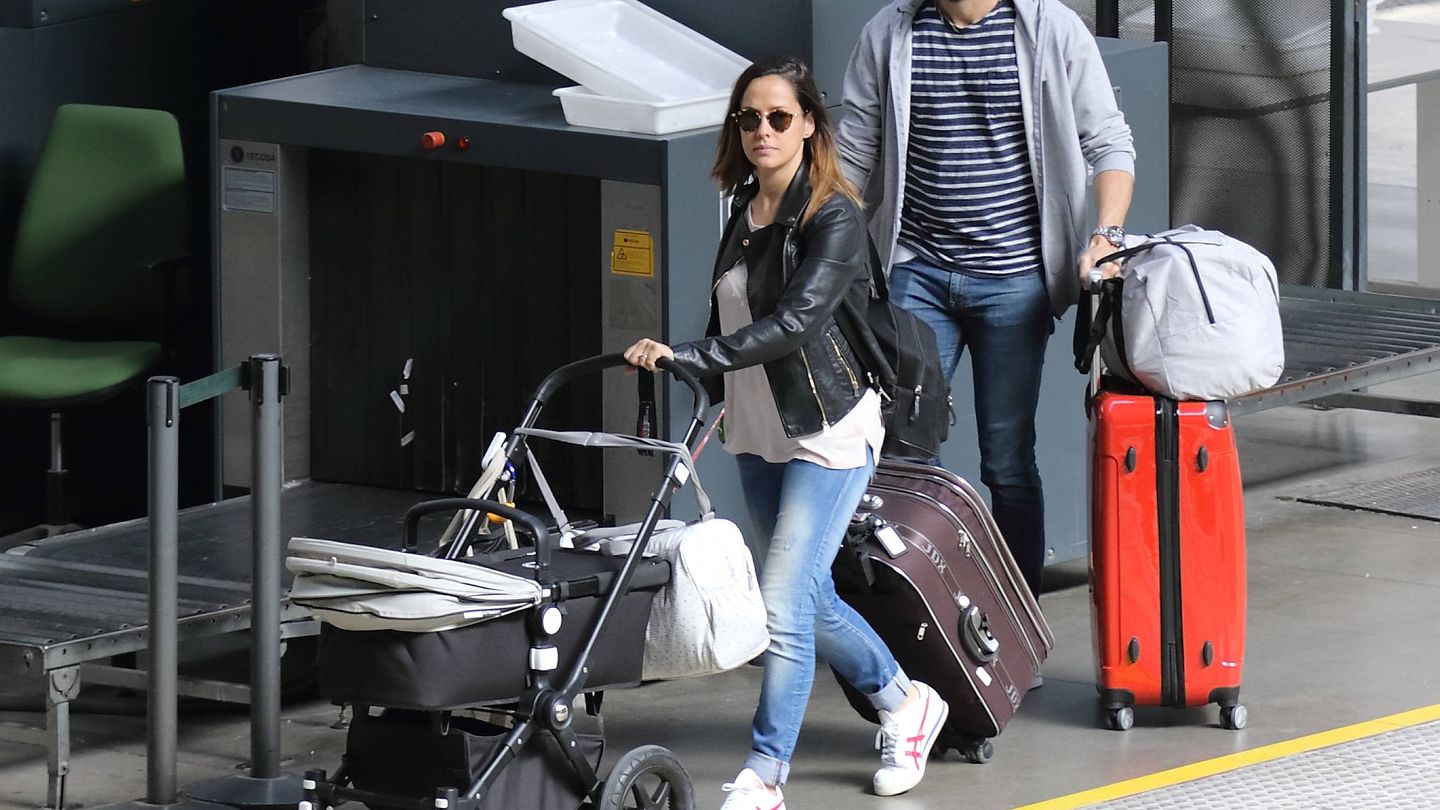 GALERÍA: Roberto Leal y su mujer Sara llegan a Sevilla con su hija Lola. 