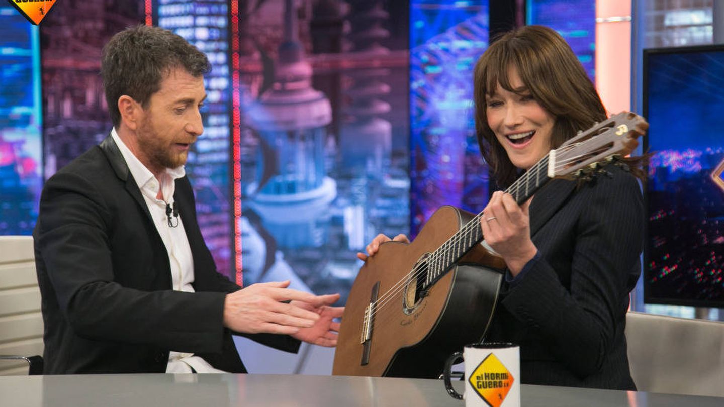 'El hormiguero' le regala una guitarra a Pablo Motos. 