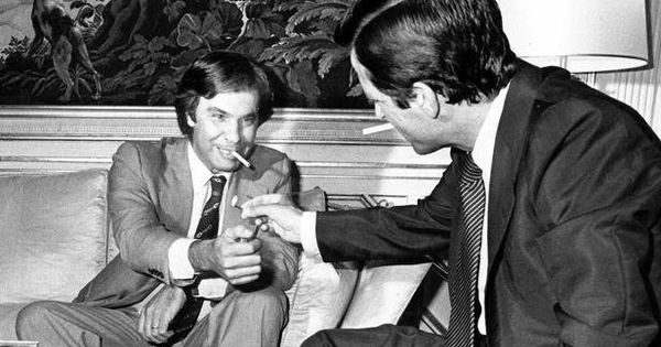 Foto: Felipe González y Adolfo Suárez, durante una reunión en la Moncloa en 1977. (EFE)