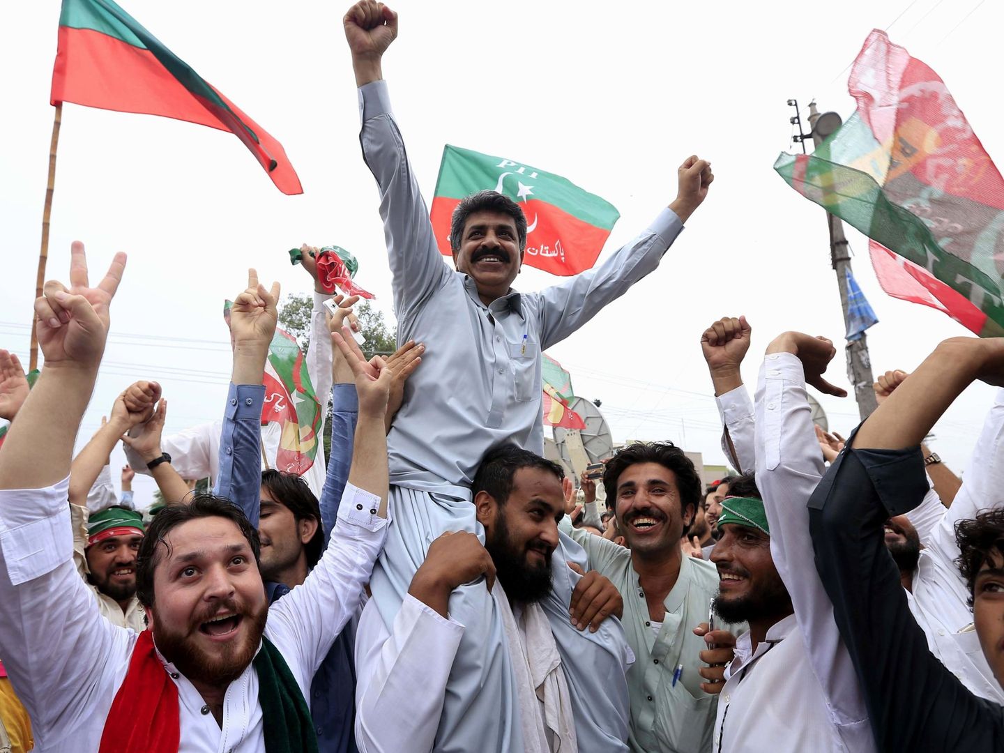 Manifestaciones de alegría por la condena al ex primer ministro paquistaní Nawaz Sharif. (EFE)