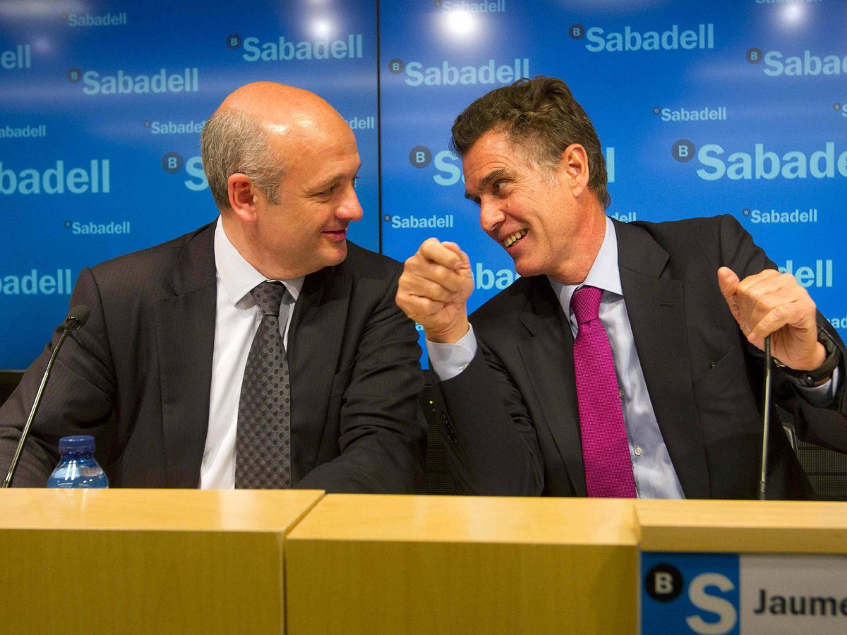 Foto: El consejero delegado del Banco Sabadell, Jaume Guardiola (d), junto al director general adjunto y director financiero, Tomás Varela (i). (EFE)