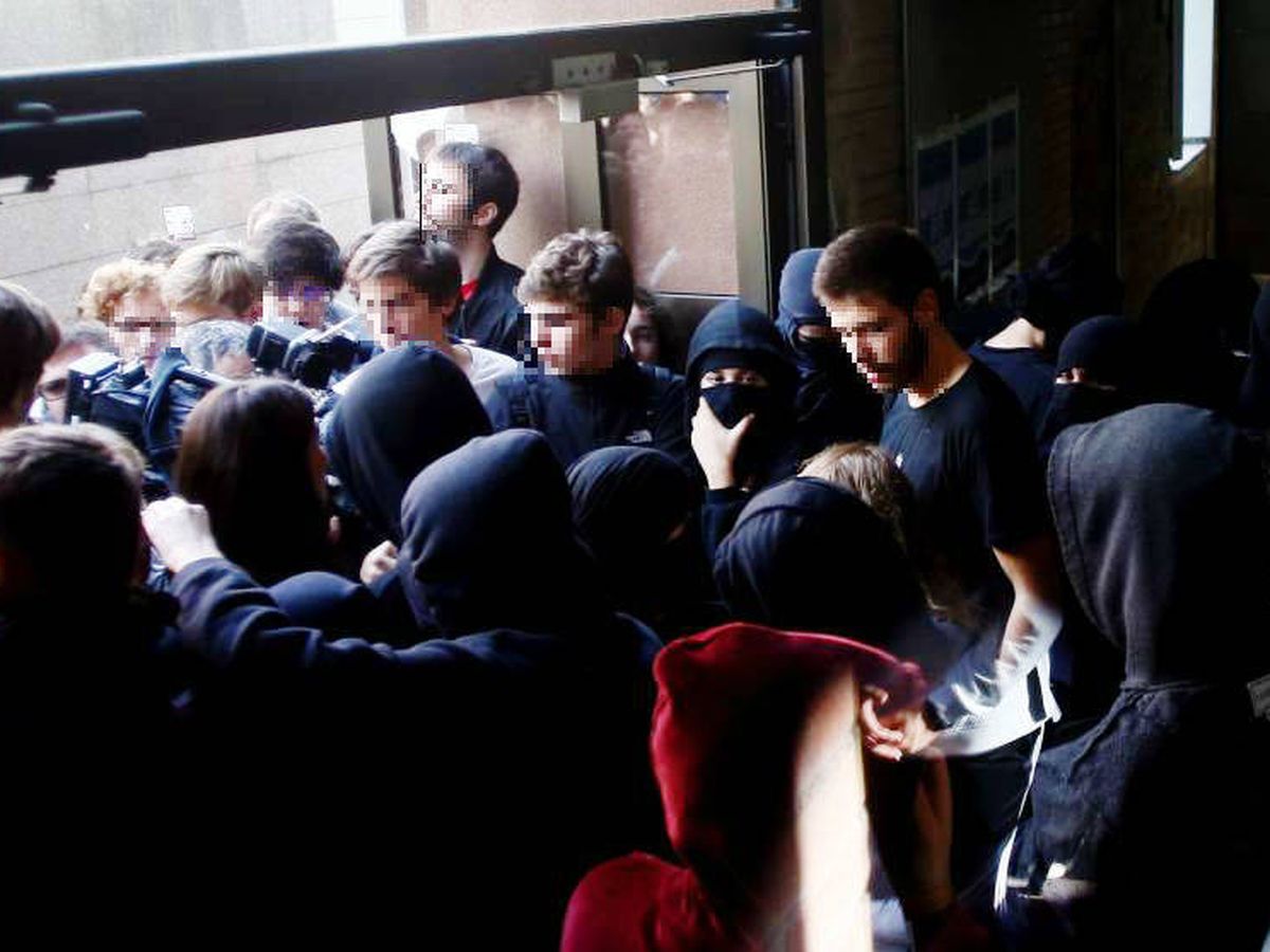 Foto: Estudiantes de la Universidad Pompeu Fabra a favor y en contra de la huelga. (EFE)