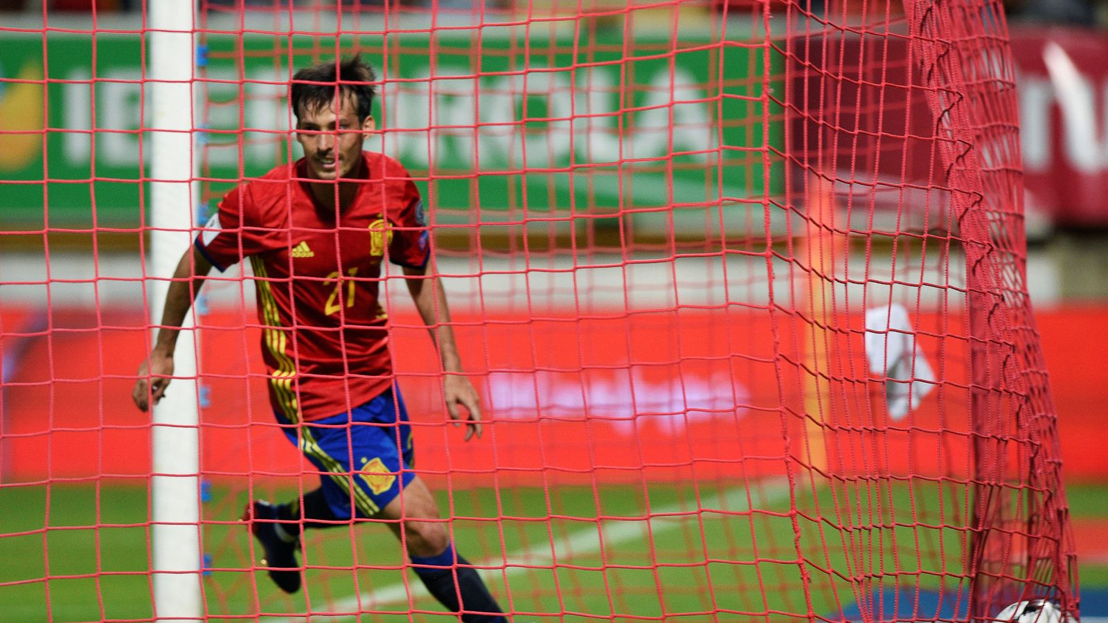 Foto: David Silva celebra uno de los dos goles que le marcó a Liechtenstein en León (Reuters)