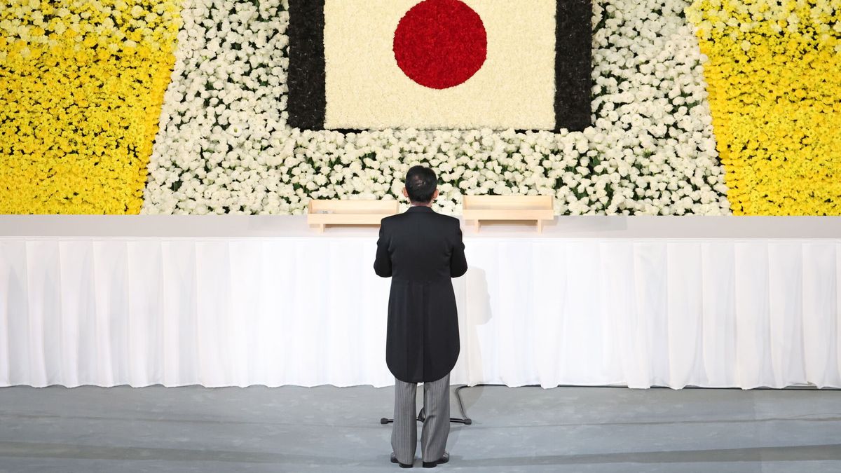 Un Japón dividido da su último adiós al ex primer ministro Shinzo Abe con protestas por el coste