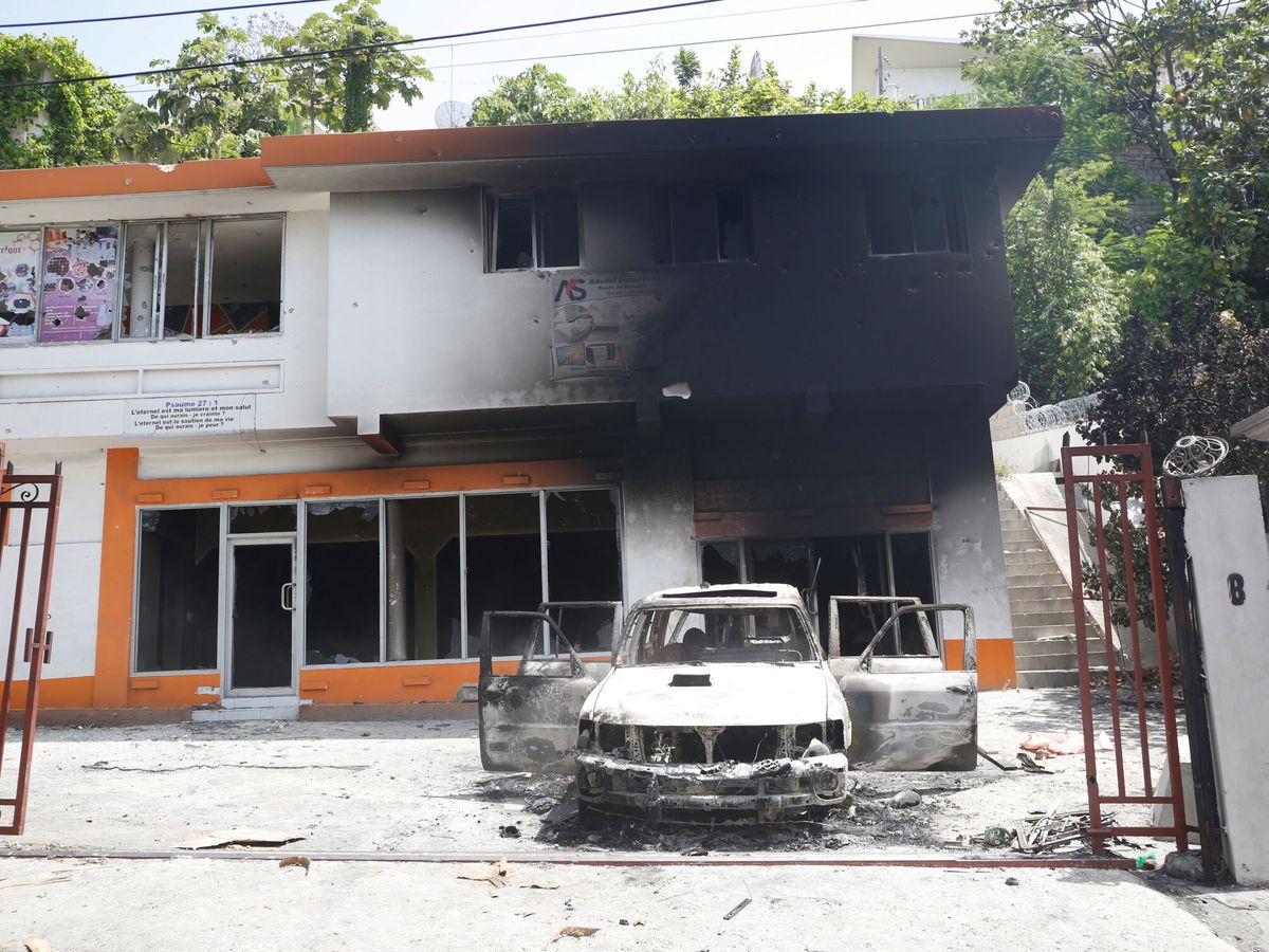 Foto: Haitianos han prendido fuego al coche de los sospechosos. (Reuters)