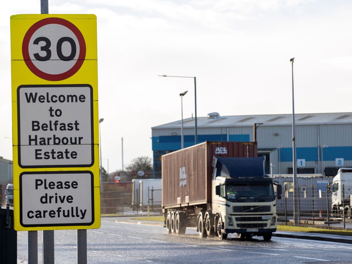 Foto: Un camión circula cerca de Belfast. (Reuters)