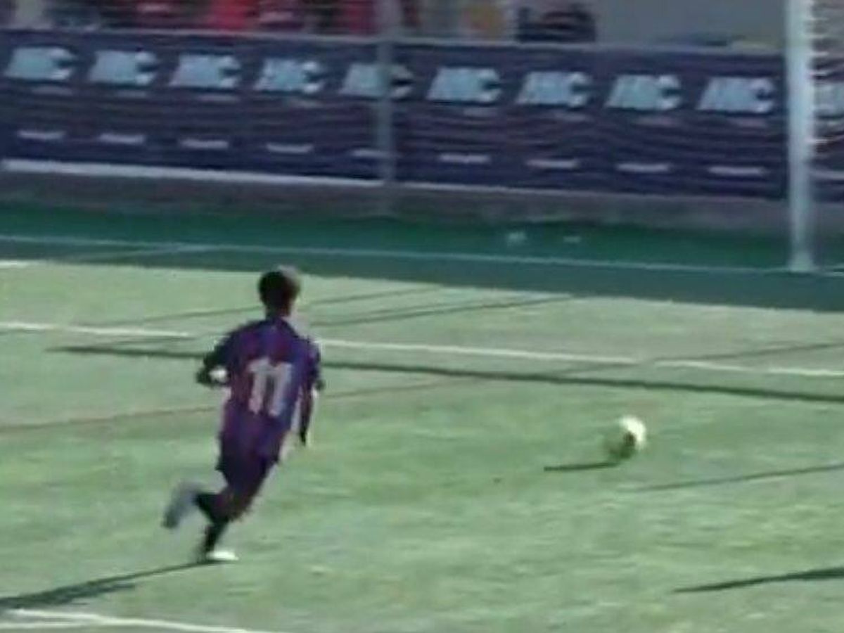 Foto: Kluivert, anotando el polémico gol del Barça. (CC/Youtube)