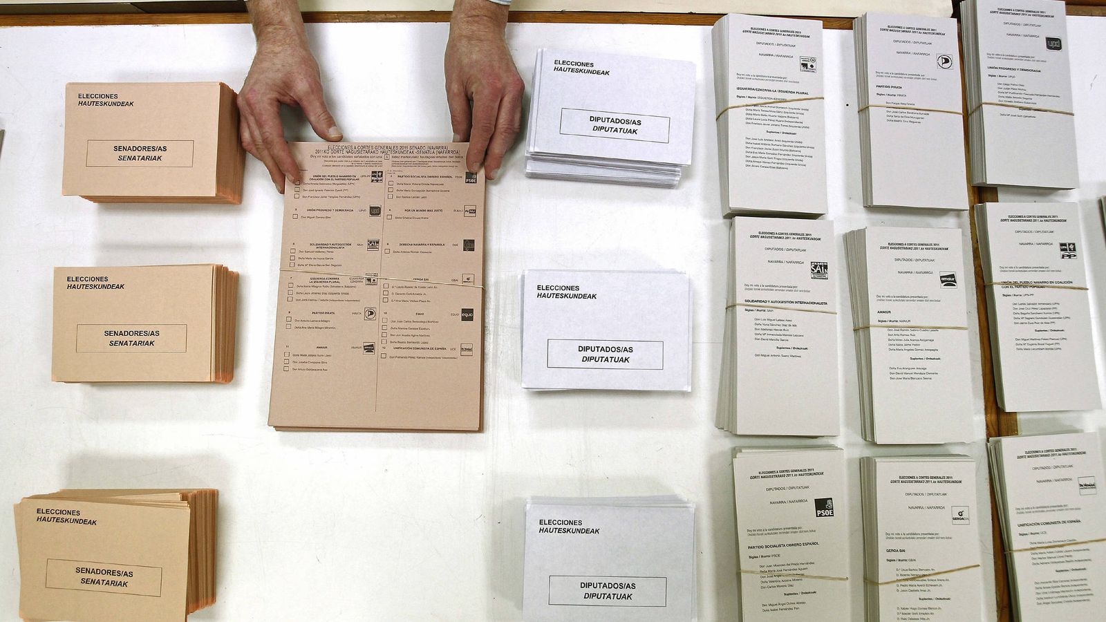 Foto: Mesa electoral con papeletas en las elecciones generales de 2011. (Efe)