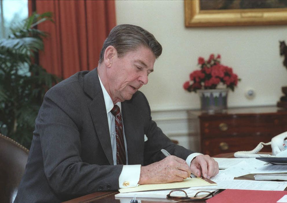 Foto: Reagan escribiendo una carta. (Ronald Reagan Foundation)