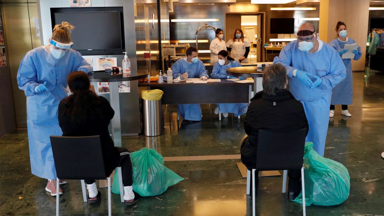 Foto: Llegada de pacientes a un hotel de Barcelona en plena primera ola. (EFE)