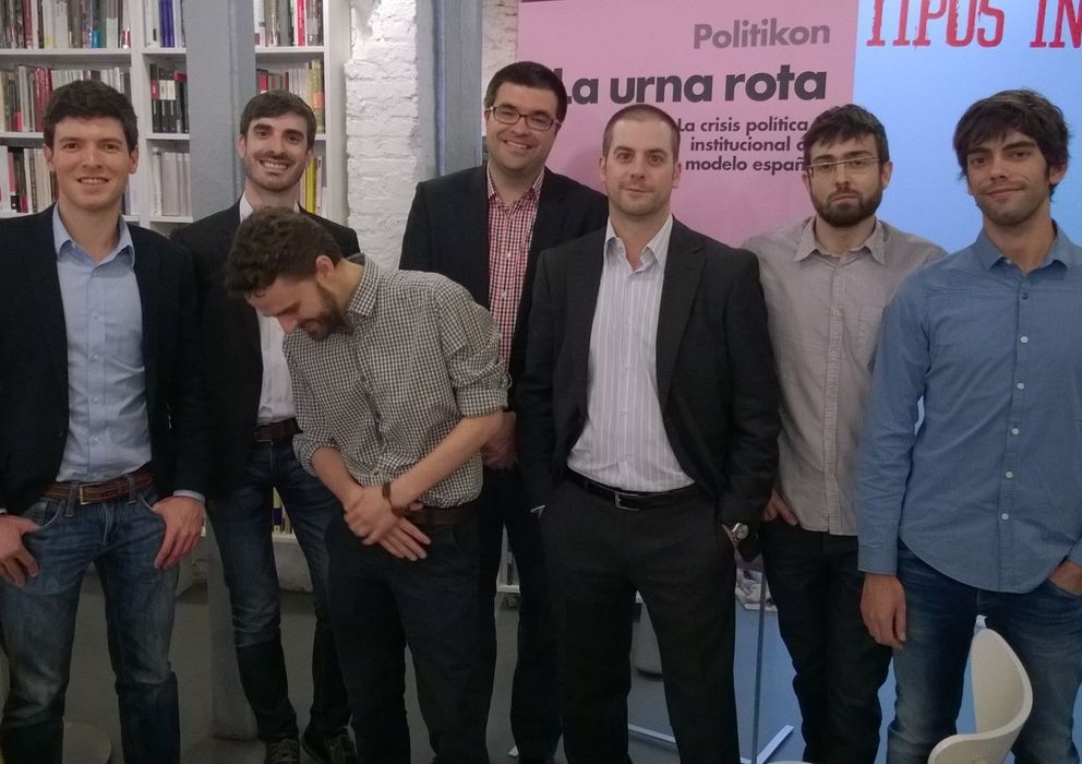 Foto: Los siete miembros de Politikon, durante la presentación del libro en Tipos Infames (Madrid).