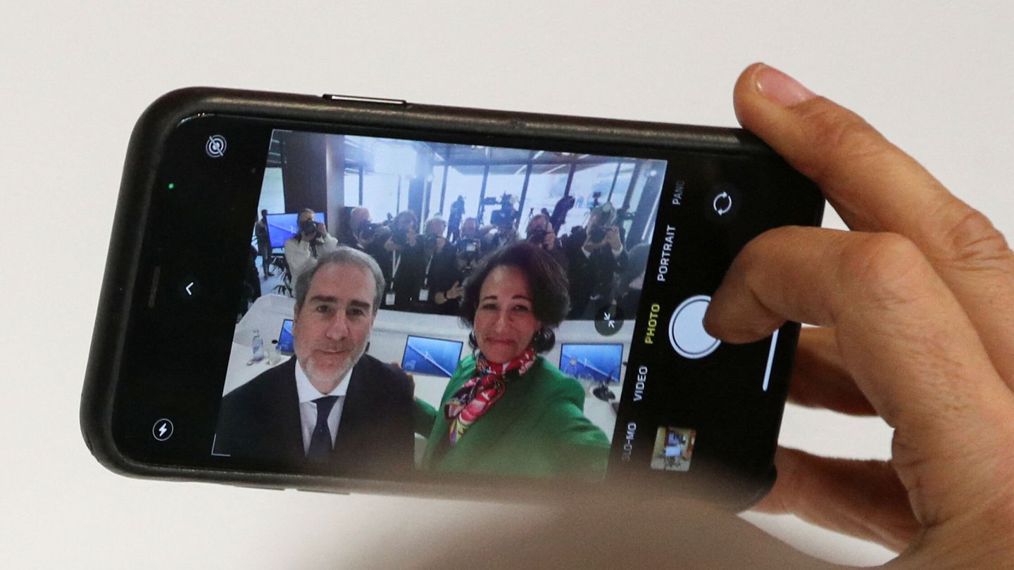 Hector Grisi y Ana Botín, presidenta, en un 'selfie' que hicieron tras la rueda de prensa de resultados. (Reuters/Violeta Santos Moura)