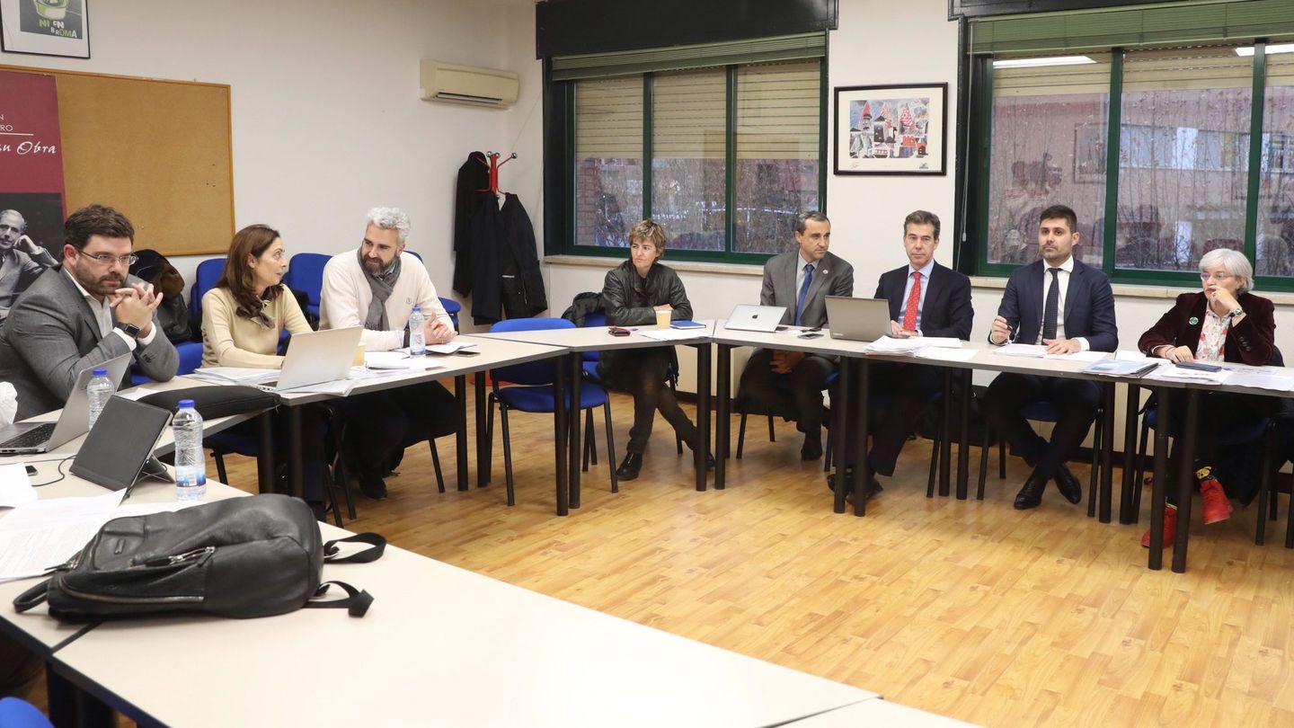 Imagen de una reunión para negociar el convenio del fútbol femenino. (EFE/Kiko Huesca)