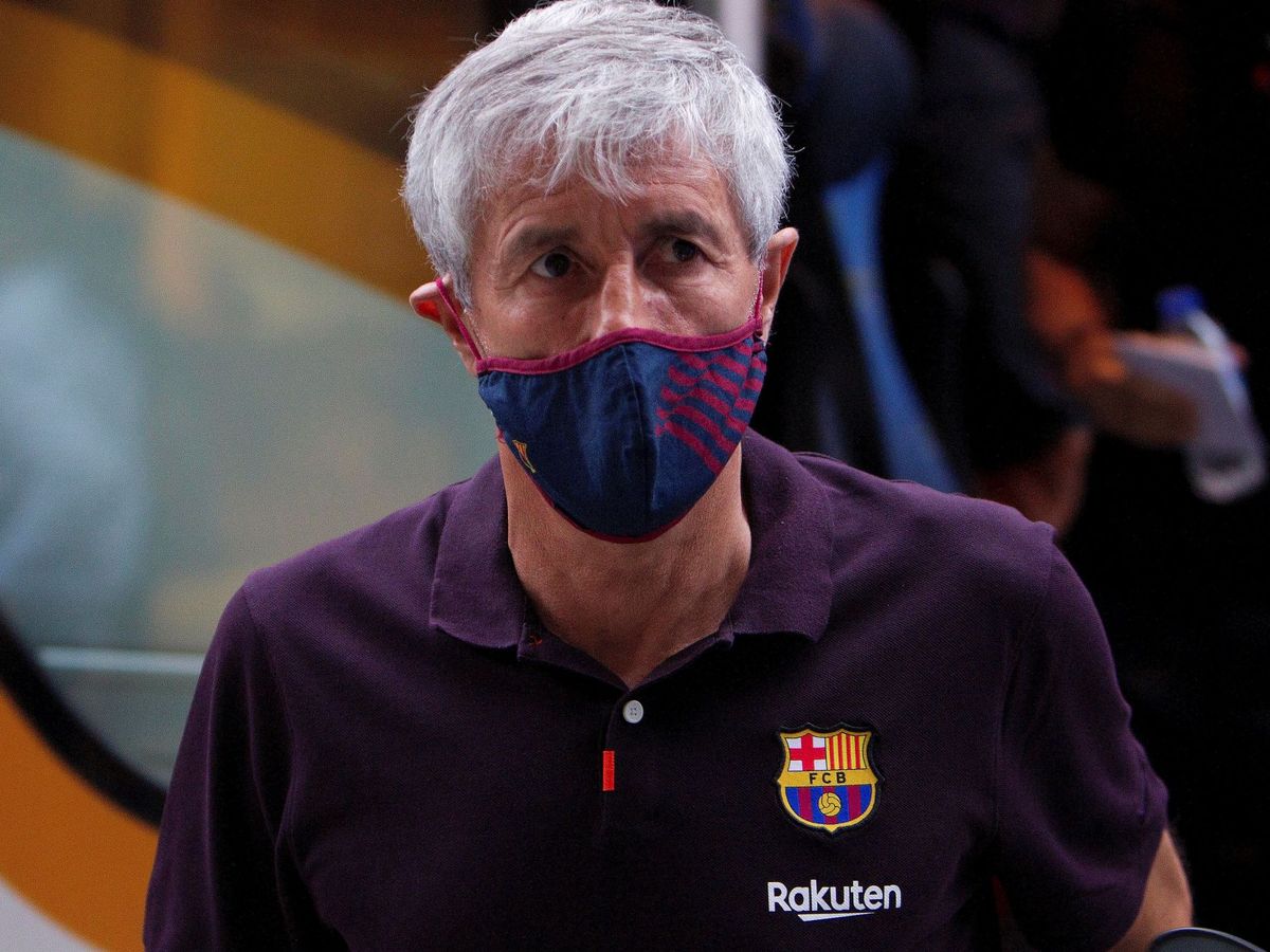 Foto: Quique Setién, con mascarilla, baja del autobús del Barcelona. (Efe)