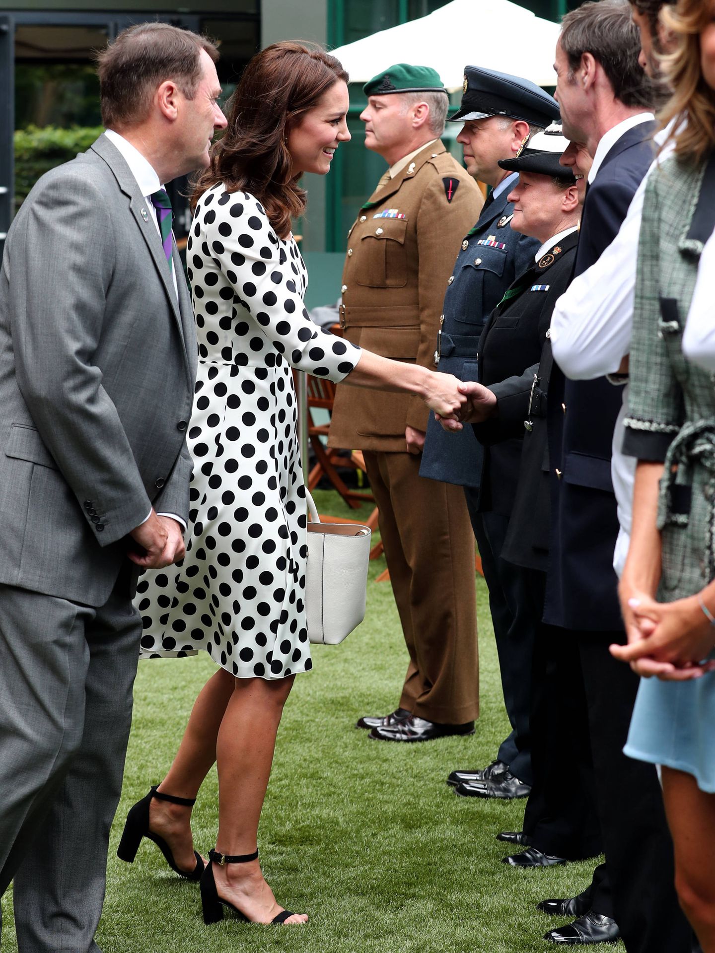 Kate Middleton, en Wimbledon con vestido de lunares y sandalias de tacón cómodo. (Getty)