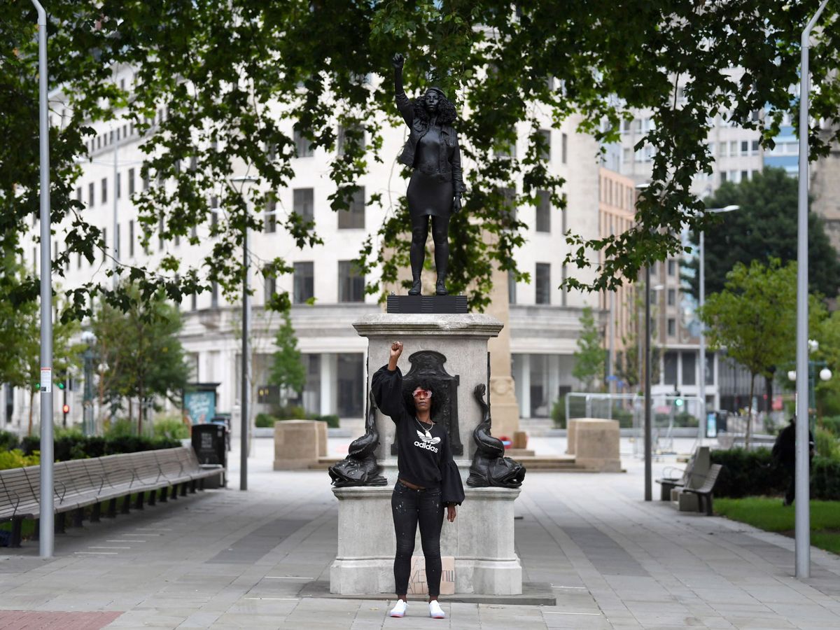 Foto: La estatua de Edward Colston ha sido reemplazada por otra de una activista de Black Lives Matter (EFE EPA/Neil Hall)
