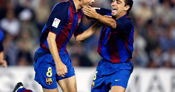Foto: Xavi y Cocu celebrando un gol del Barcelona en la 2003-04. (Reuters)