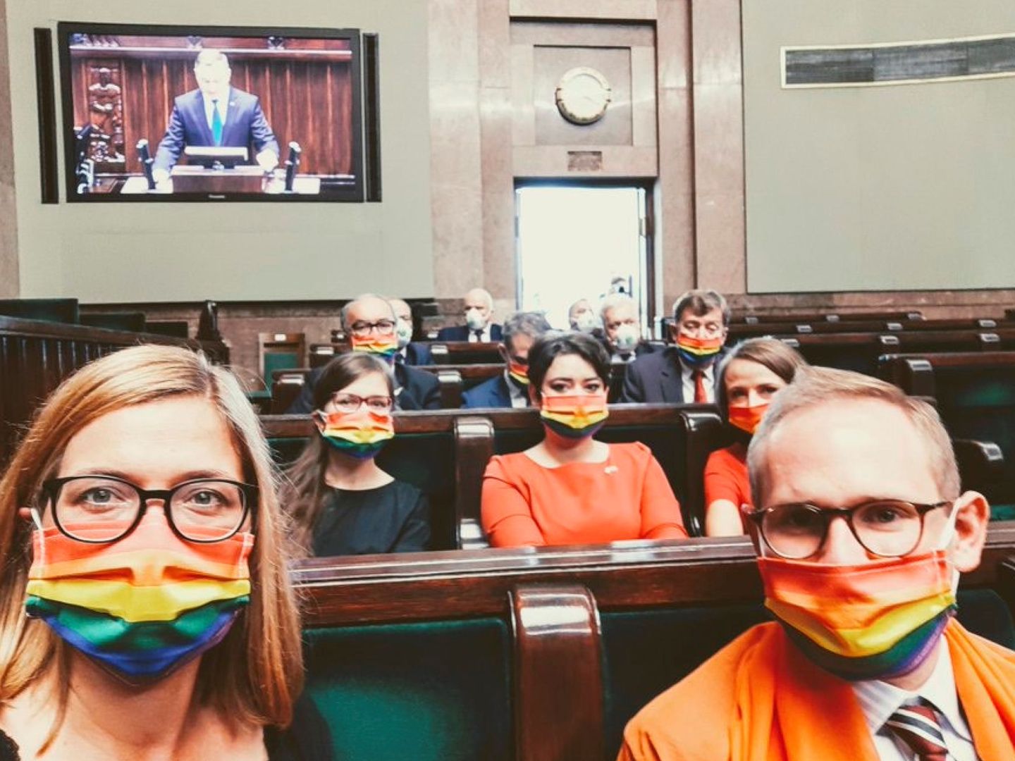 Además de los vestidos, los diputados protestaron con mascarillas con la bandera arcoíris (Reuters)
