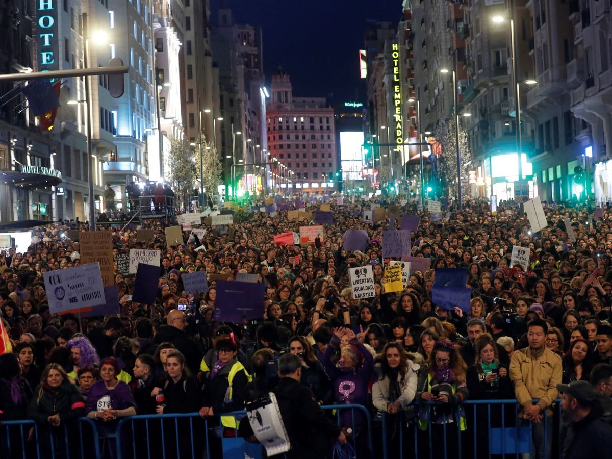 Foto: Participantes en la manifestación feminista en Madrid a su paso por Gran Vía, el pasado 8 de marzo. (EFE)