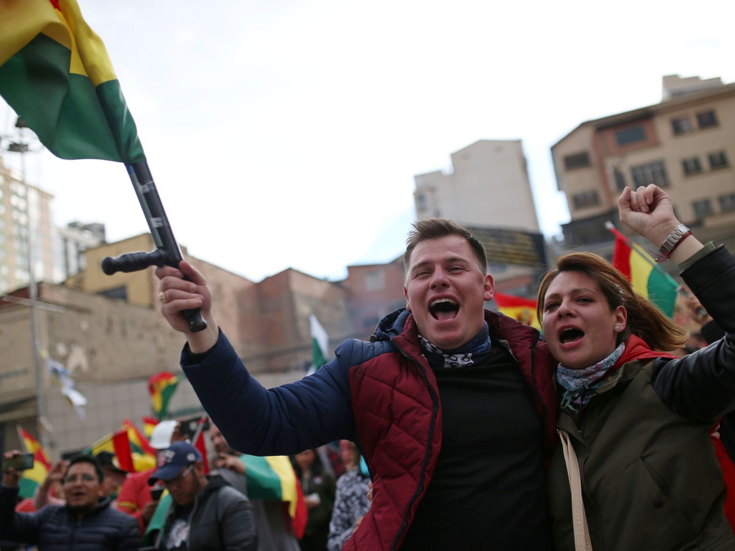 Gente celebrando la renuncia de Evo Morales en La Paz. (Reuters)